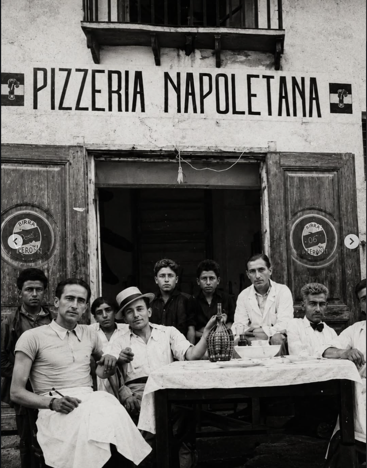 Pizzeria Napoletana, façade historique avec l'équipe à table — Naples